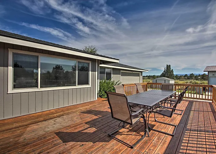 Updated Farmhouse W/ Deck On Central Oregon Canal!